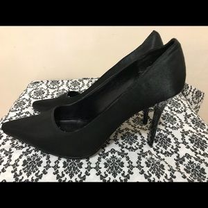 Black satin pump w/ Patent Leather heel Size 9